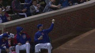 STL@CHC: Bullpen catcher snares a sharp foul ball