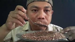 MAKAN BERAS MERAH MENTAH TERENAK || ASMR RAW RICE EATING