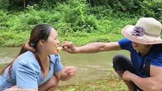 Nhung went looking for jackfruit and the young man teased