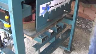 MAQUINA PNEUMATICA VFP.60 FLEX PARA FABRICAR BLOCOS E PISOS DE CONCRETO