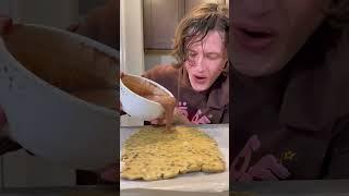 I TESTED A VIRAL COOKIE BAKING LIFE HACK? (IPHONE 14 BROKE AT THE ÈÑD) #Shorts