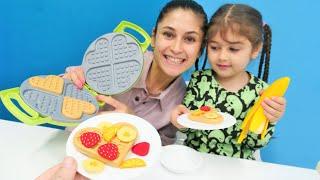 Anne kız oyunları. Ayşe ve Defne enfes waffle yapıyor. Yemek yapma oyunu