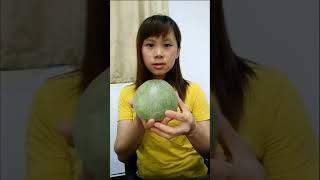 Gadis Cina makan buah dalam gigitan besar