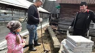 Сафар с другом передвигают трех тонные столбы для бани.