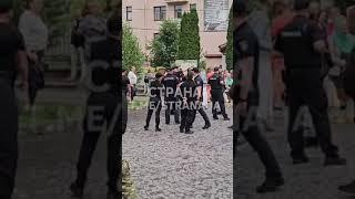 В Закарпатье военкомы и полиция  задержали кришнаитов и доставили их в ТЦК.