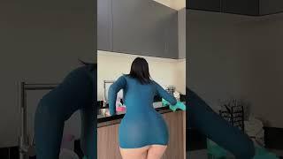 Chica limpiando en vestido Azul