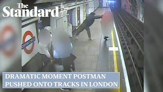 Dramatisch moment waarop de postbode het spoor van Oxford Circus opdrong voordat hij zich durfde te redden