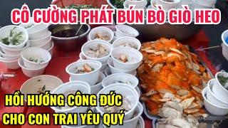 CÔ CƯỜNG NẤU BÚN BÒ PHÁT MIỄN PHÍ CHO NGƯỜI NGHÈO QUANH CHỢ BẾN THÀNH