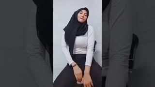 Cewek hijab goyang hot - #shorts #hijabers #goyangtiktok