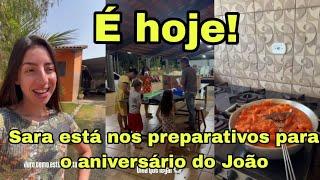 Sara kellen está nos preparativos para o aniversário do João