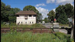 Umleiterverkehr mit Formsignalen und mechanischen Schranken in Wiesenburg und Medewitz am 05.08.2024