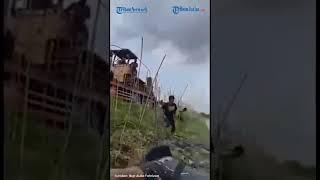 Habis melayat, rombongan ini tercebur ke sungai. Berita lengkap di youtube: tribunjatim.