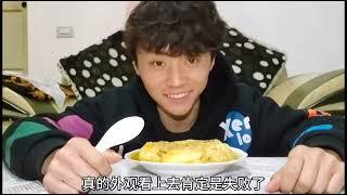 用五个土豆混合面包糠，做成一个超大土豆饼，在家也能做大厨