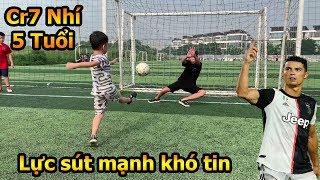 Thử Thách Bóng Đá với Ronaldo nhí Việt Nam 5 tuổi với lực sút penalty khiến thủ môn Duy Trung bó tay
