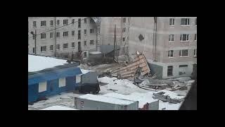 В Магадане ураган срывает крыши домов