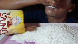 Asmr raw rice eating||review beras premium cap opung||makan beras mentah di nampan||raw rice||