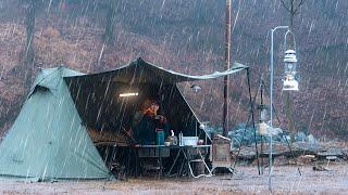 Camping in Heavy Rain | On a rainy night, I went camping quietly listening to the sound of rain