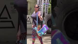 Zareen Khan Waves At The Paparazzi Before Heading In For Her Gym Session | Zareen Khan Latest #viral