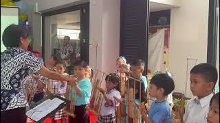 Iringan angklung lagu "Trima Kasih Seribu" kelompok B. 15 Juni 2024.