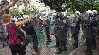 Atene, Piazza Syntagma respinge la solidarietà della Merkel con sassaiole e tafferugli