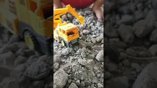 MAINAN CERIA - TRUK BECHO DAN DINO ROBOT TRICERAPTOP