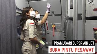 Pramugari Cantik Super Air Jet saat membuka Pintu Pesawat Airbus A320-200 Setelah Landing di Tujuan