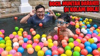 GAWAT BOCIL MUNTAH DARAH SAAT MANDI DIKOLAM PENUH BOLA WARNA WARNI!!!