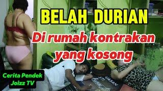 Bang Kumis bersama Bunda sedang makan buah durian di rumah kontrakan