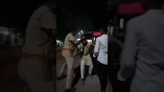 Viral Video: गाजियाबाद के पुलिसकर्मी ने ई-रिक्शा चालक को बाल पकड़कर घसीटा  #viral #shorts #ghaziabad