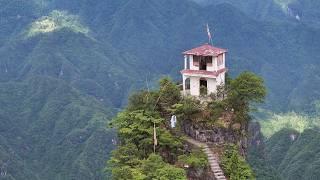 贵州大山之巅上发现一座悬崖房子，九旬老人竟在这独自守护十多年，令人敬佩！｜The cliff house on the mountain in Guizhou is so thrilling