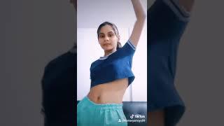 Niña baila canciones de tiktok impresionante