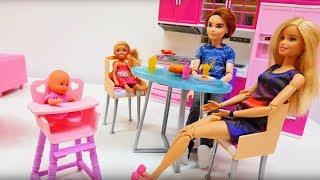 Барби и ее дочки: стульчик для кормления. Ужин в семье Барби