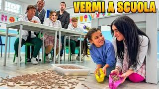 VIVIAMO IN UNA SCUOLA PIENA DI VERMI! ZIA NICOLE E ILARY SCAPPANO DALLA CLASSE!