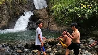 Serunya Pemuda Desa Mandi di Curug Jagapati