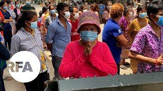 Residents Gather to Plead for Food Aid as COVID-19 Lockdown Grips Phnom Penh