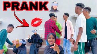 PRANK KII UGU XUMAA NOLOSHEEDA… YAA SHUMIYEY AYEE U MALEESAY QOSOLKA ADUUNKA