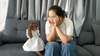 Mom and Kobi were sad and cried when baby monkey Mon went missing