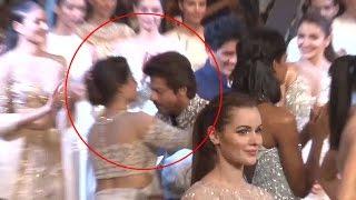 Shah Rukh Khan Walks On The Ramp Like A King, Hugs Kajol | follo.in