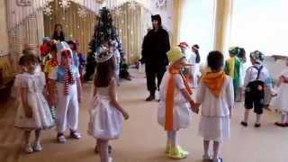 Новогодний парный танец "Слышишь кто-то идёт" на новогоднем утреннике в детском саду