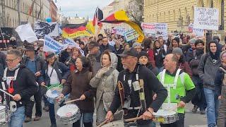 Gigantischer Umzug der "Macht Frieden" Demo - München Königsplatz 18.02.23