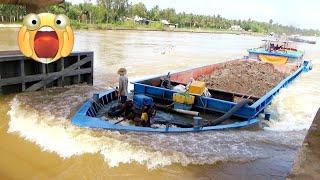 Грузовая баржа перегружена при попытке перехода опасной быстрой воды