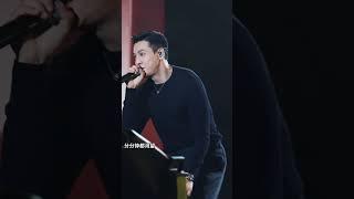 William Chan songs and dances  “First Love”at the concert陈伟霆唱粤语歌《初恋》高清近距离直拍，担任薛之谦北京演唱会嘉宾，现场唱跳超带感