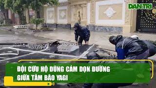 Đội cứu hộ dũng cảm dọn đường giữa tâm bão Yagi