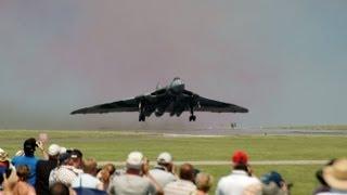 AVRO VULCAN XH558 HOWLING AS SHE TAKES OFF & SETS OFF CARALARMS!!!