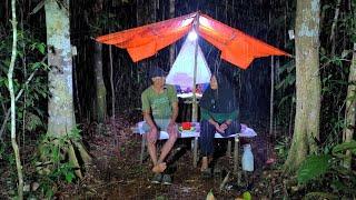 camping diguyur hujan deras tengah malam.. mendirikan shelter unik di hutan Sumatra.