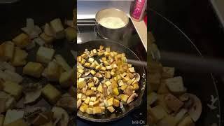 Food Prep ASMR, fried tofu and rice. Préparation de tofu