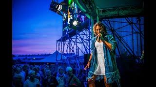 Rayla Sunshine mit MAX AND FRIENDS im Strandsalon !