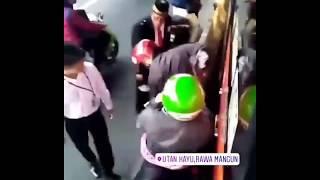 Pengendara Seped4 motor Terjepit Bus di Jakarta