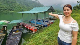 The girl completed the roof made of corrugated iron and built a house floating on the water.