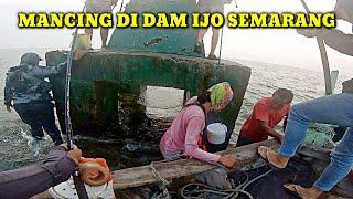 Sensasi Strike Mancing di Dam Ijo Pemecah Ombak Pelabuhan Semarang